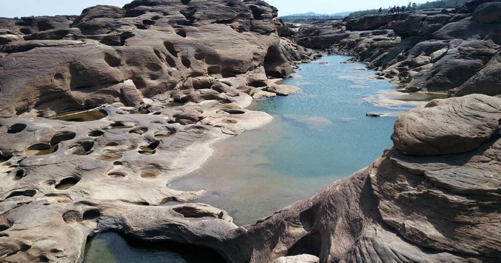 สามพันโบก